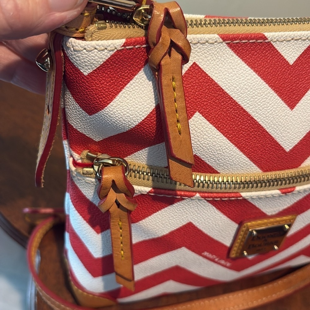 Dooney Bourke  Wavy Crossbody bag, leather red & White tan leather trim/red edge - Picture 15 of 17